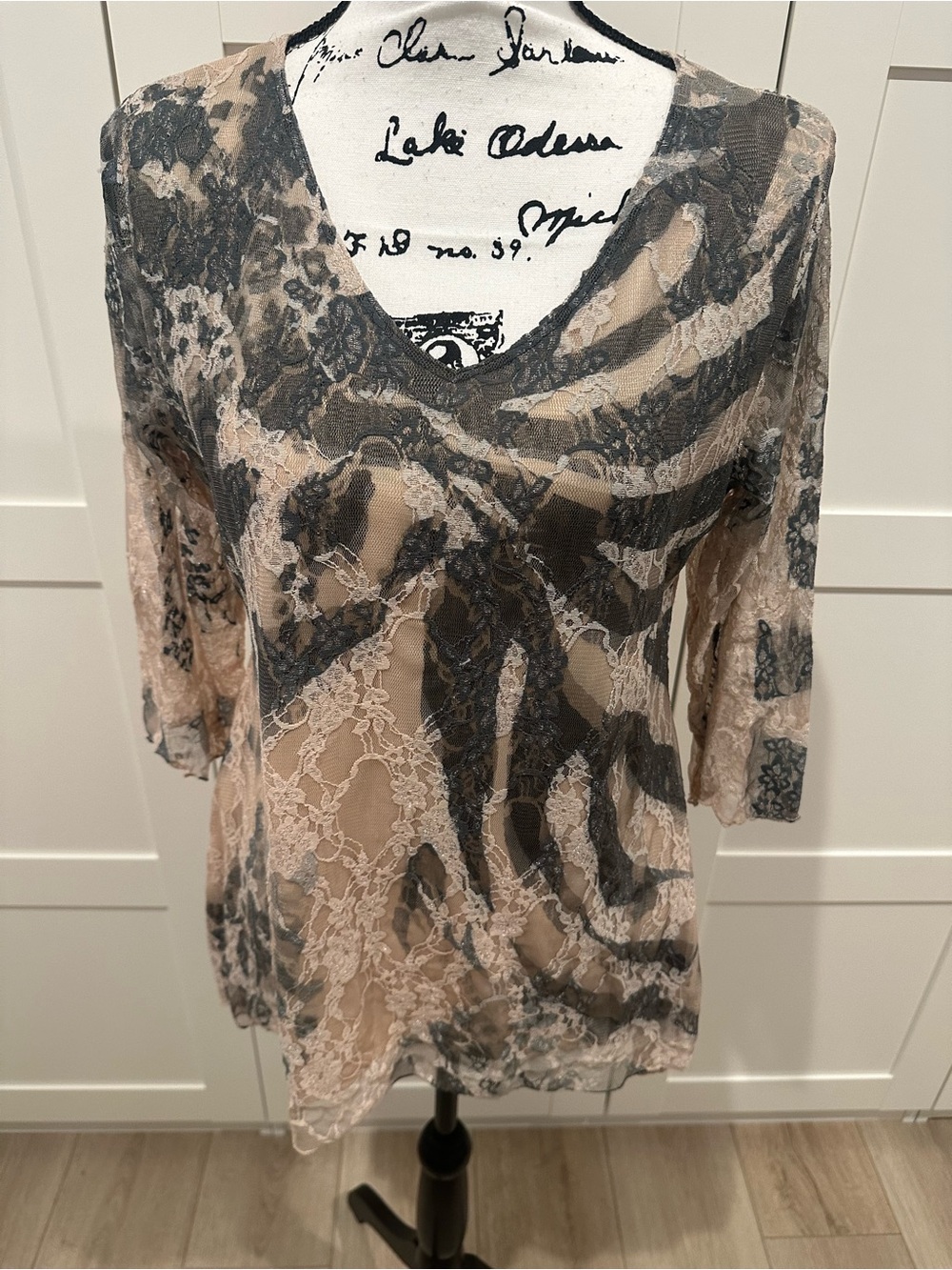 EUC-Sheer SLEEVE Lace Animal-Print V-Neck Top in Beige and Black WITH LINER.